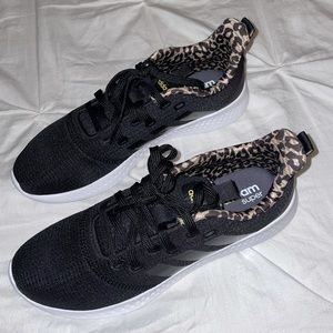 NEW adidas women’s tennis shoe